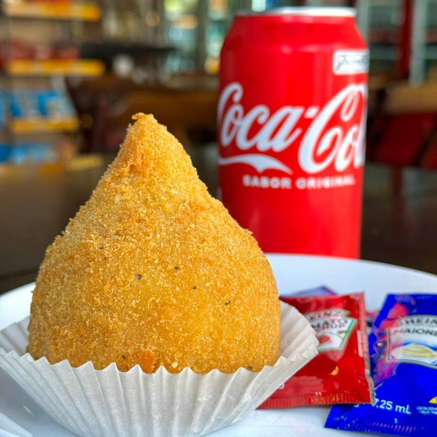 Uma Deliciosa Coxinha de Frango bem temperado + Coca Cola lata Gelada