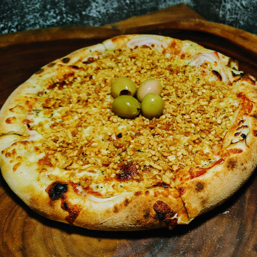 MASSA / MOLHO TOMATE NATURAL / MUSSARELA / CEBOLA / ALHO FRITO CROCANTE / AZEITONA E OREGANO