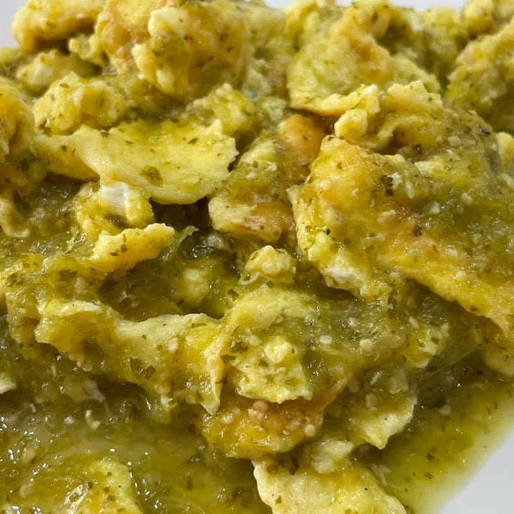 Comida Huevo en Salsa Verde