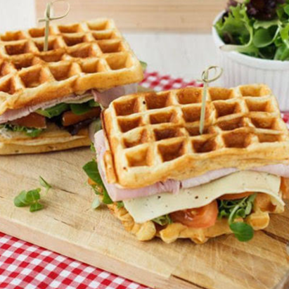 WAFFLE SÁNDWICH MÁS BEBIDA