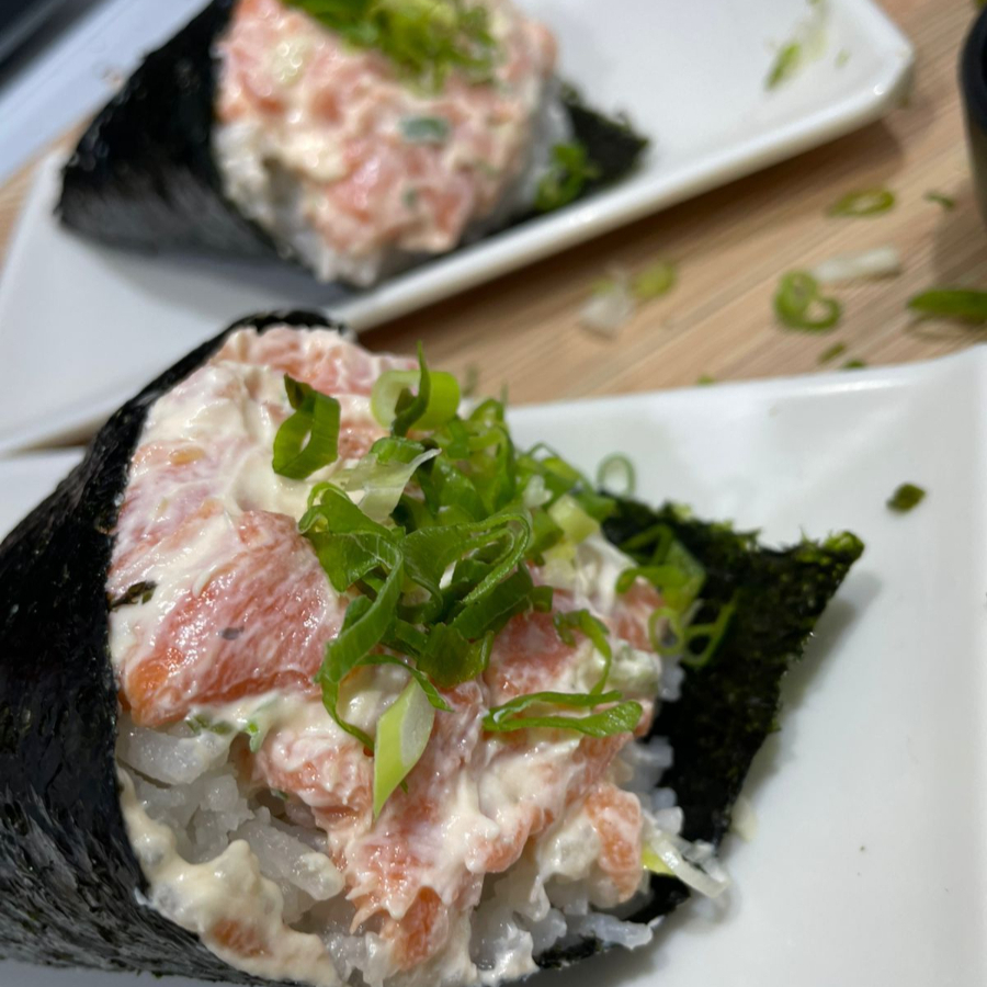 temaki com salmão e crean cheese , cebolinho