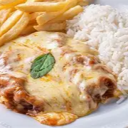 Frango Parmegiana com arroz branco, fritas e salada