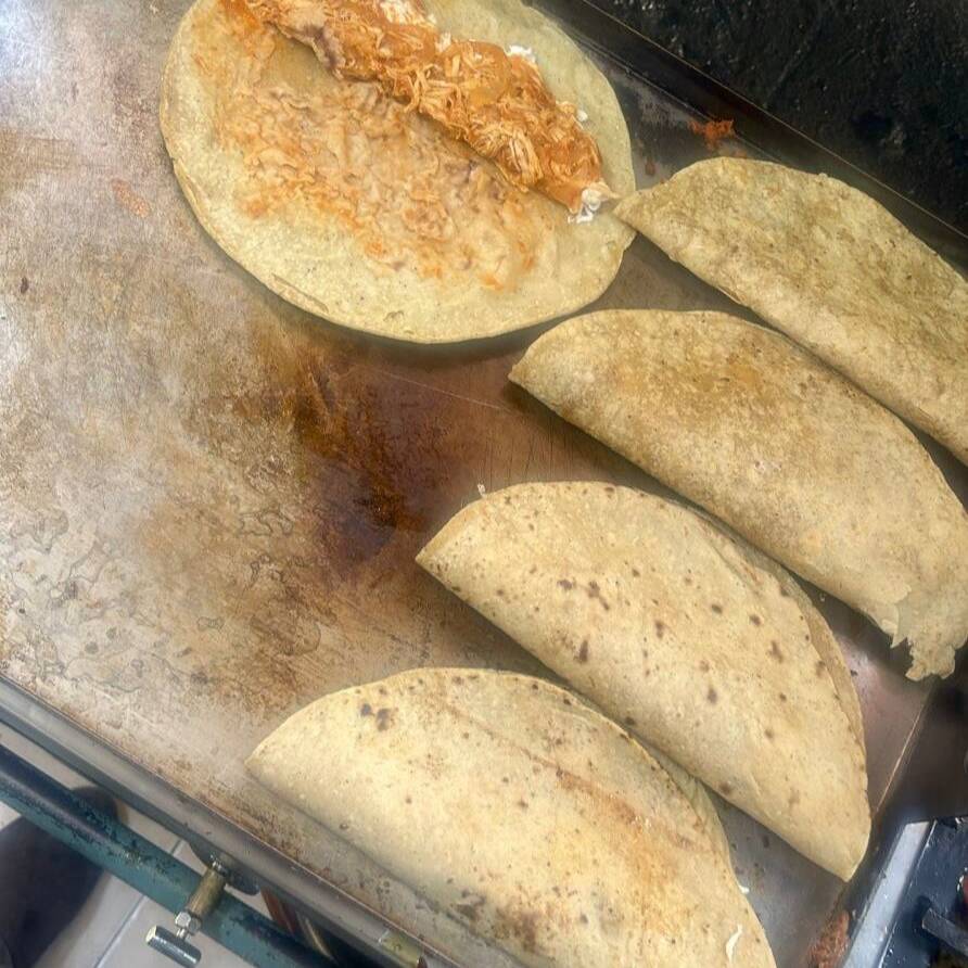 Quesadilla Tinga de Pollo con Queso