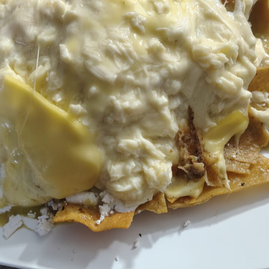 CHILAQUILES MONTERREY A LOS TRES QUESOS + REFRESCO