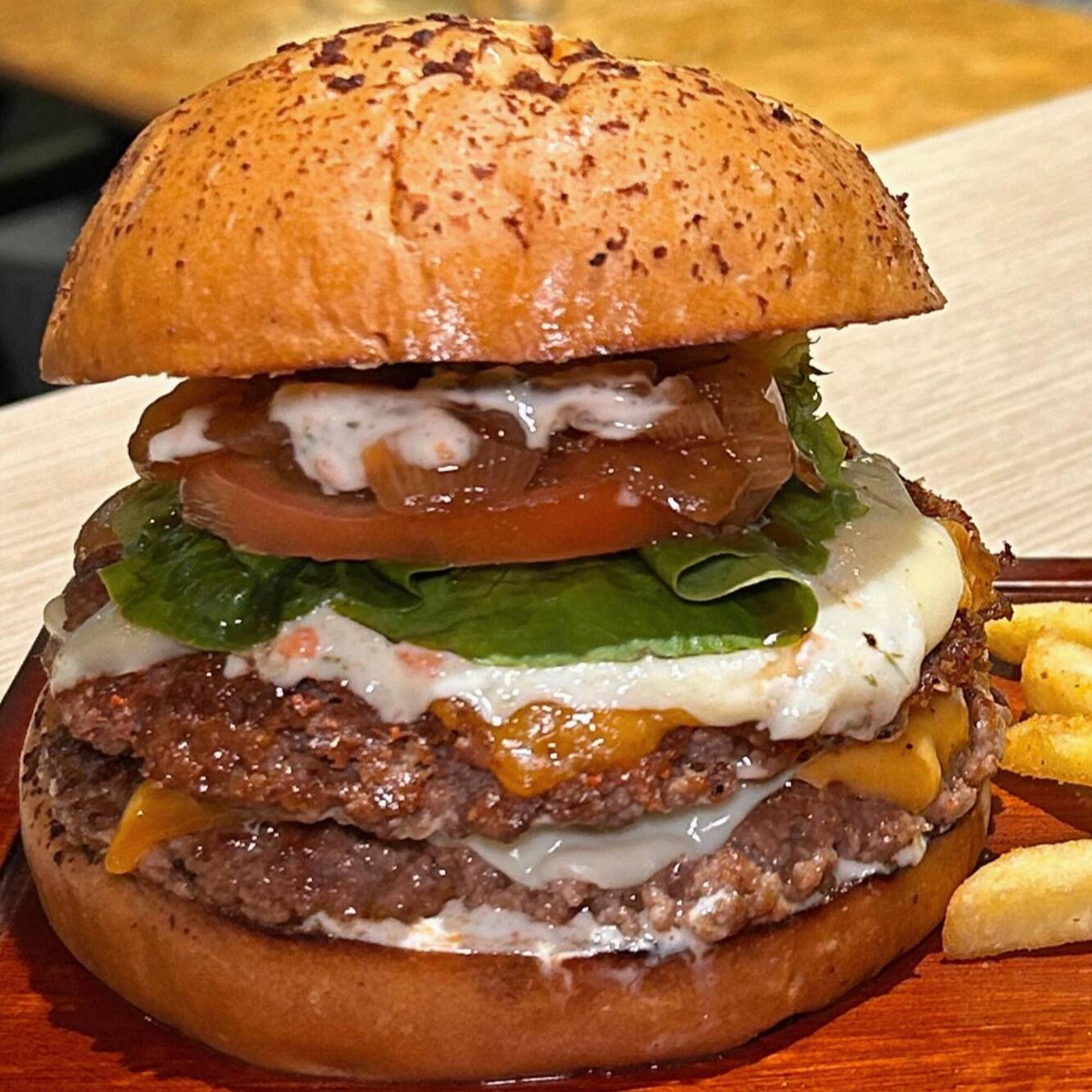 DOBLE CLASICA BURGER + PAPAS A LA FRANCESA