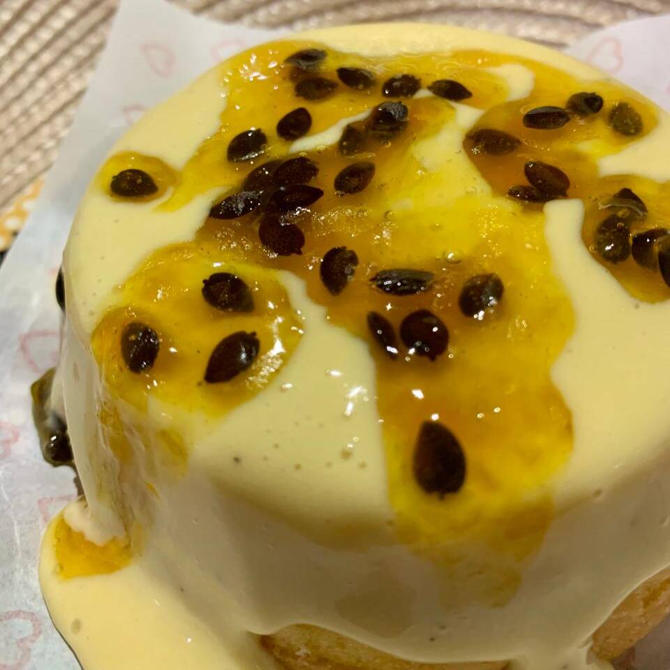 Massa amanteigada, recheada e coberta com mousse de maracujá, decorado com geleia artesanal de maracujá.