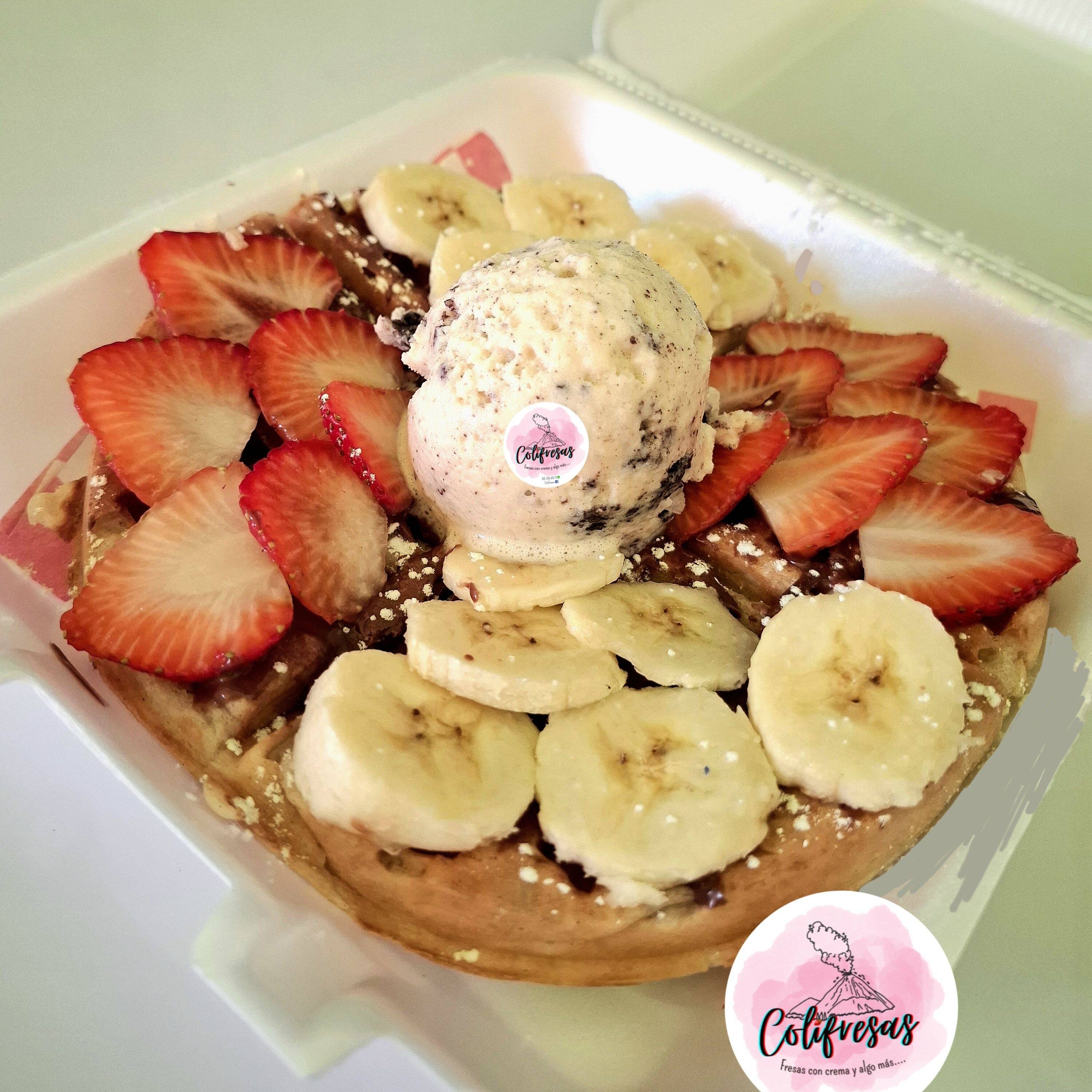 Waffle con fruta y helado.