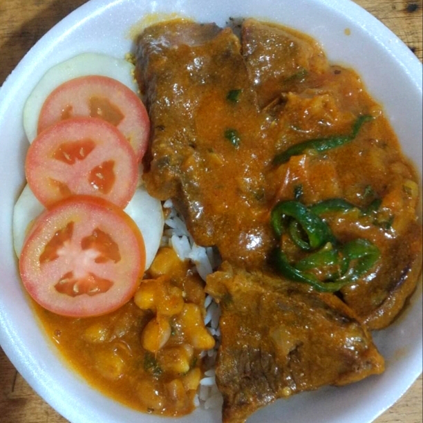 Arroz, feijão, macarrão, farofa e salada