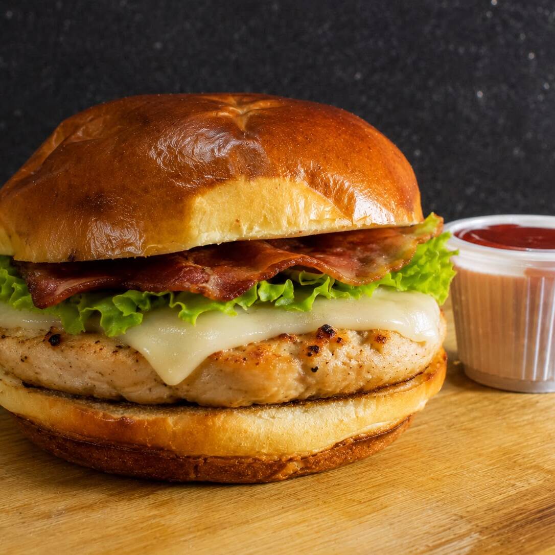 Pão / Hamb. de Frango 100g / Mussarela / Bacon / Alface / Molho Tradicional