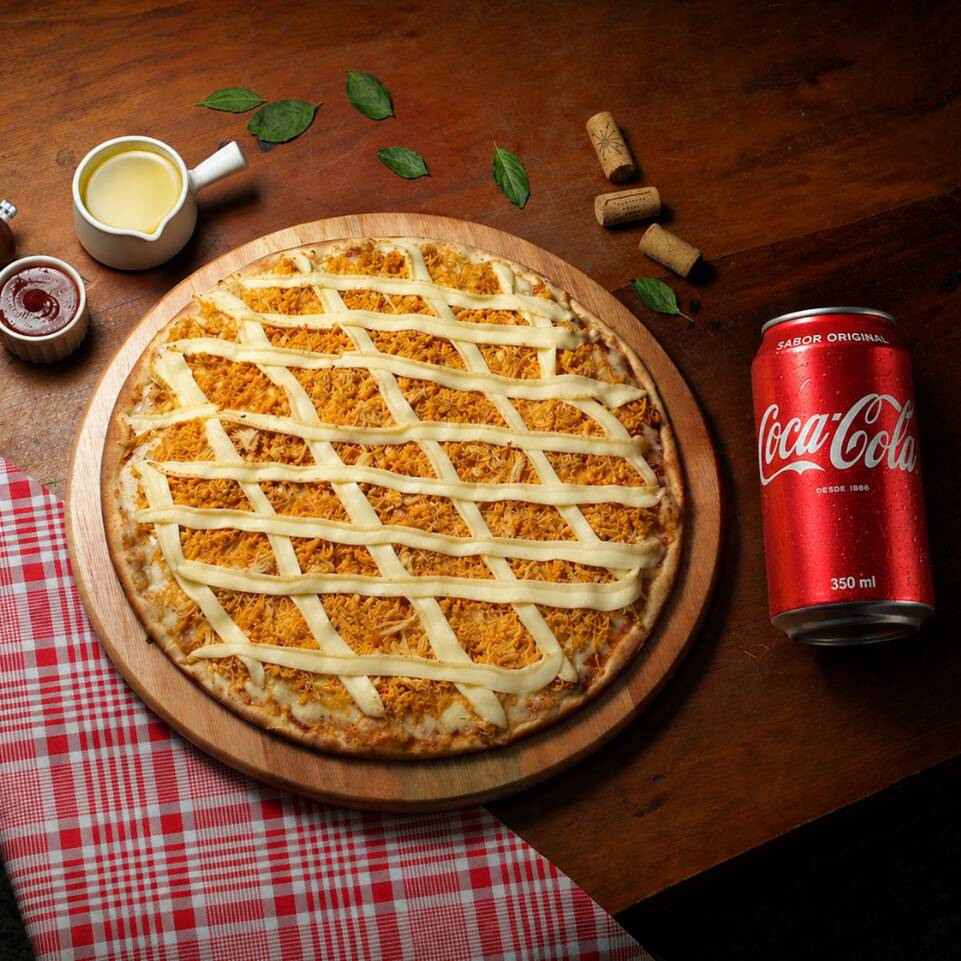 Aproveite essa tentação irresistível: uma pizza generosa de 30cm, com 6 fatias suculentas e acompanhada de um gelado refrigerante lata. Uma combinação perfeita para matar a fome com muito sabor! Essa delícia chega ainda mais barata à sua mesa. Crocância, aroma e economia em cada pedaço!