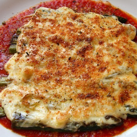 Espárragos Gratinados con Salsa Pomodoro