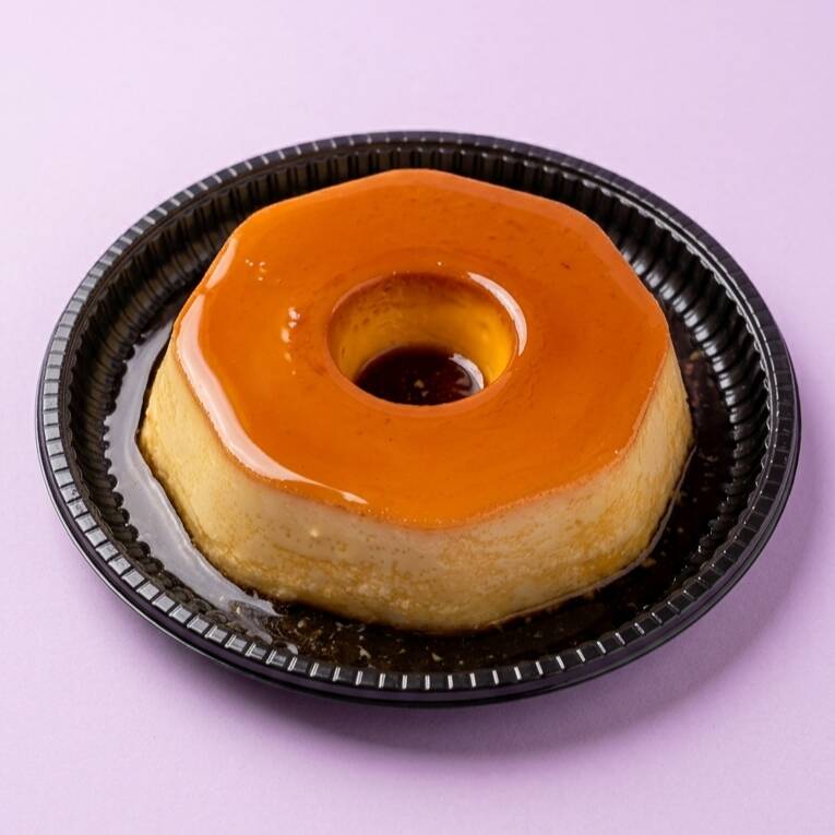 Pudim cremoso, lisinho e com calda de caramelo na medida certa.