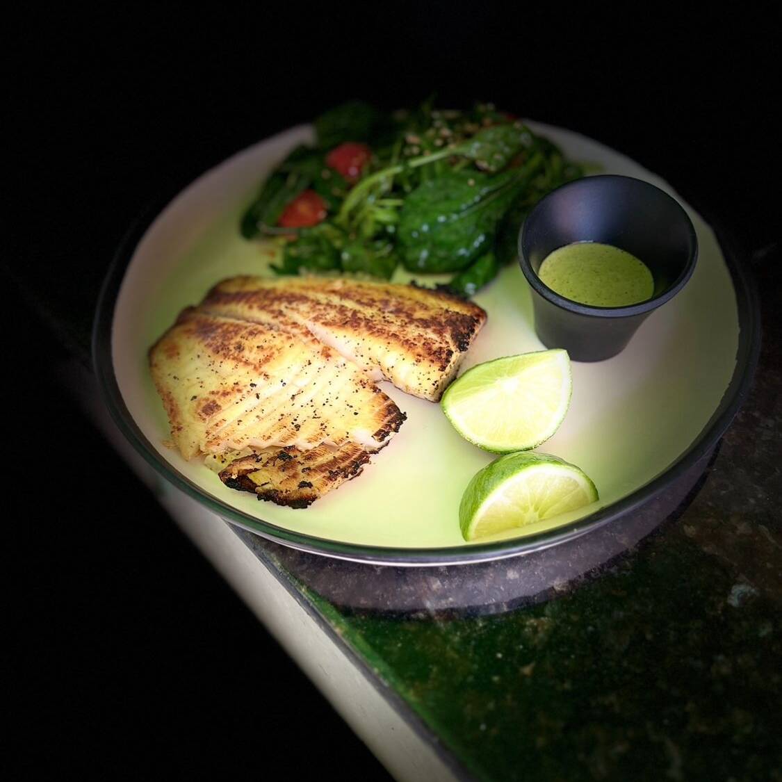 Pescado a la Plancha, 2 Complementos y Agua Gratis