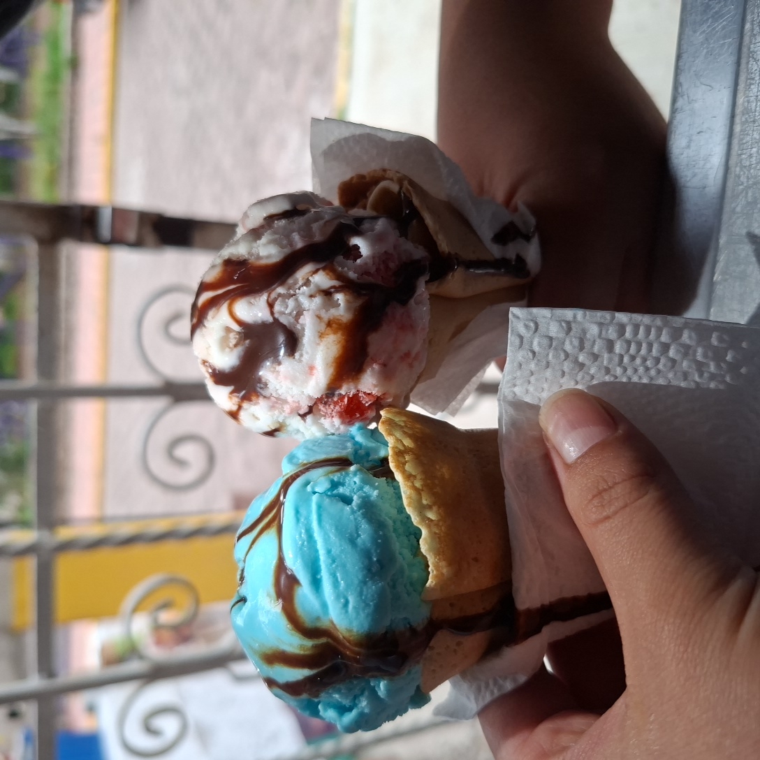 HELADO EN BARQUILLO DORADO