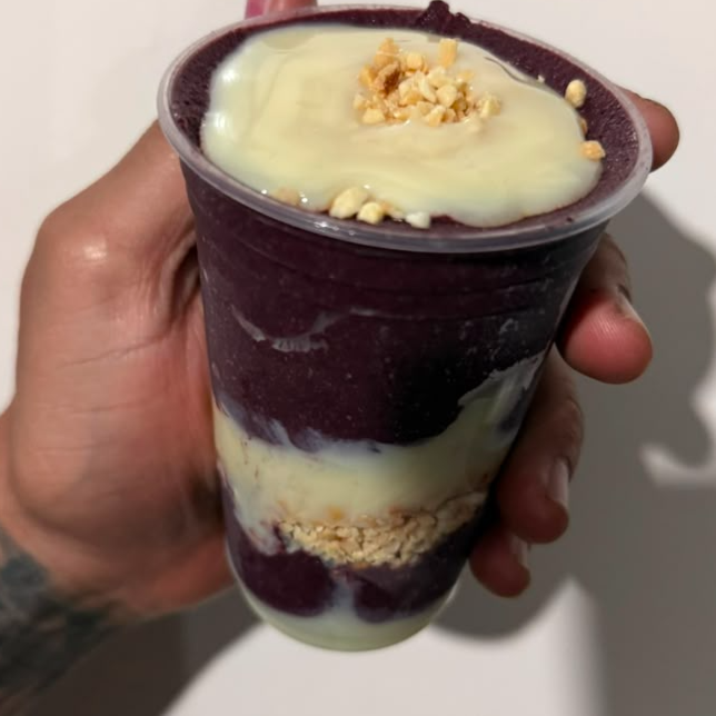 Descubra o nosso Açaí , uma delícia artesanal sem corantes nem conservantes, que irá surpreender seu paladar com sua singularidade. Este prato, pertencente à nossa categoria 'Queridinho', oferece 4 adicionais gratuitos, cuidadosamente montados em camadas, proporcionando uma experiência gustativa diferenciada. Com a combinação perfeita, este açaí é uma verdadeira celebração de sabores.
#Açaí300ml #Artesanal #Semcorantes #Semconservantes #Adicionaisgrátis #Experiênciagustativa #Saúde #Sabor