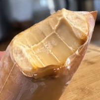 Experimente uma delícia cremosa e refrescante , que traz o sabor autêntico do doce de leite argentino . difícil resistir apenas um!! serve 1 pessoa.