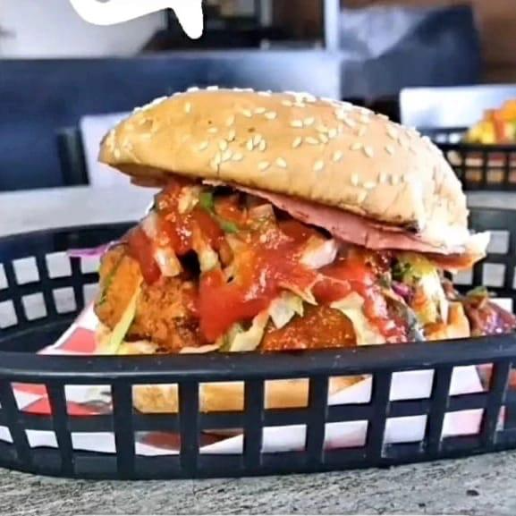 HAMBURGUESA DE BONELES BUFALO CON PAPAS