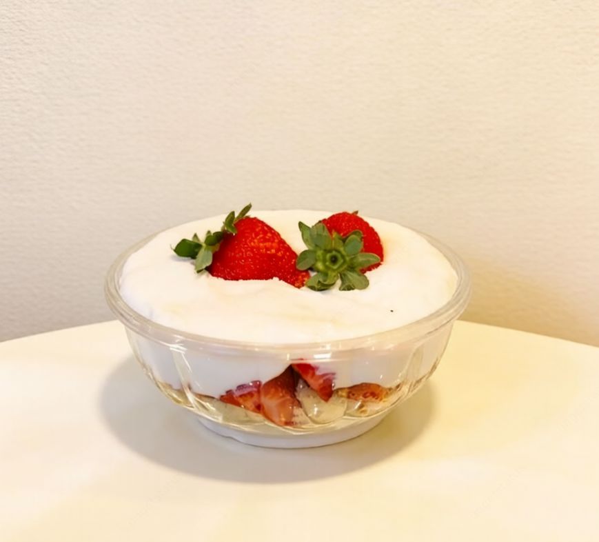 Apresentamos a nossa 'Sobremesa de Morango', uma delícia da categoria 'Doces'. Esta sofisticada sobremesa combina a leveza e cremosidade de uma mousse de leite em pó, com a textura suave do pão de ló caseiro. O toque final fica por conta da adição de morangos frescos, que adicionam uma explosão de sabor e cor, tornando este prato não só delicioso, mas também visualmente atraente. Ideal para compartilhar, pois serve em média 4 pessoas. Uma verdadeira tentação para os amantes de doces!