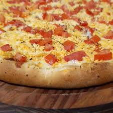 🍅 Molho Rufu’s, 🧀 catupiry, 🍗 filé de frango desfiado no azeite, 🧀 muçarela premium, 🍅 tomate picado, 🧄 alho frito e orégano. Leve na pegada, forte no sabor.