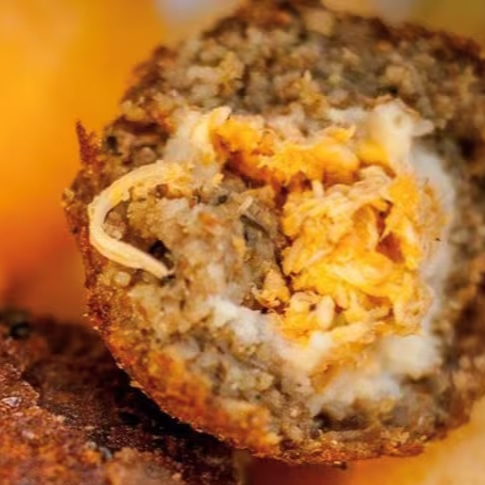Conheça a nossa deliciosa Kibixinha de Frango com Catupiry! Essa versão mini do kibe tradicional é recheada com um cremoso e suculento frango desfiado, combinado com a inconfundível maciez do autêntico Catupiry®. Perfeita para um petisco, para compartilhar ou para acompanhar outros salgados. Crocante por fora e surpreendentemente saborosa por dentro!