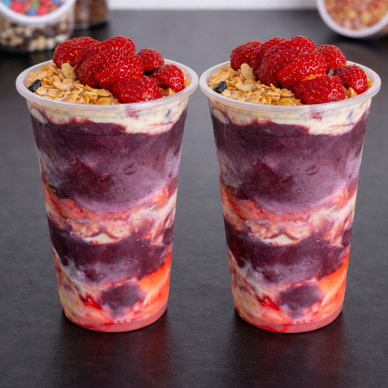 Montem seus açaís do jeito que quiserem! 2 copos 300ml com açaí cremoso e até 5 complementos grátis. Escolham seus favoritos e aproveitem essas delícias!