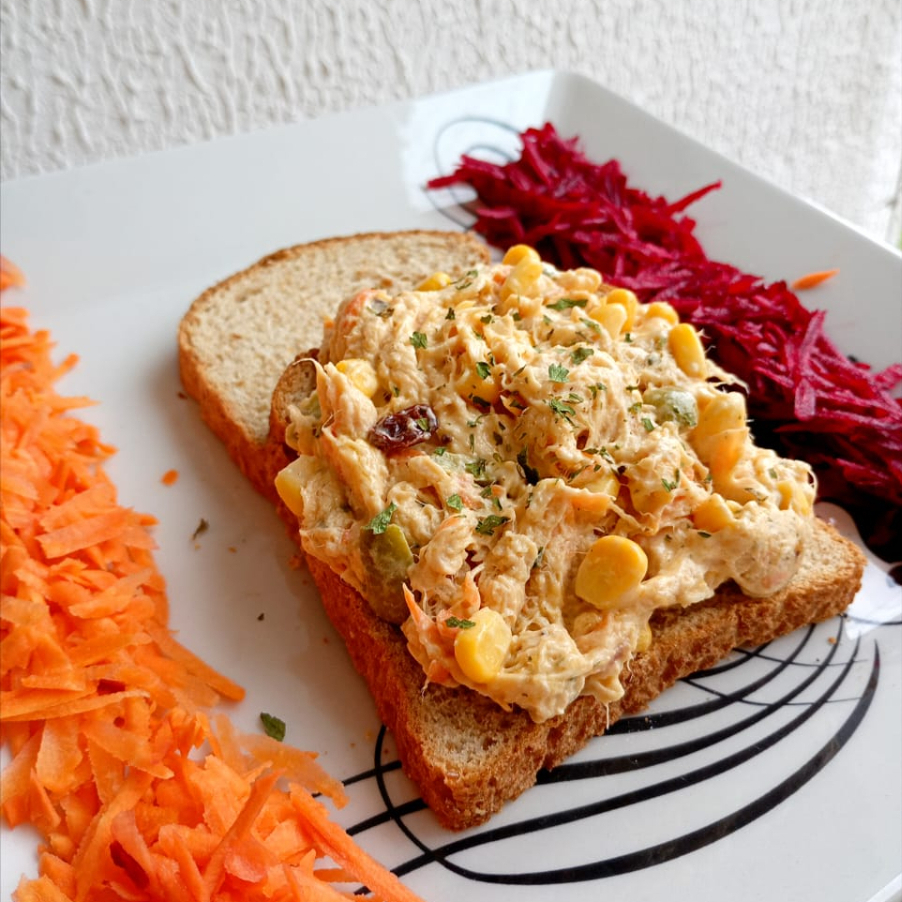 Opção ideal para um almoço leve ou lanche da tarde sem culpa. Recheio generoso de frango desfiado temperado com especiarias naturais, mix de vegetais frescos e um toque de iogurte/maionese light para garantir a cremosidade sem pesar. O azeite extra-virgem dá o toque no sabor. Sem conservantes e com ingredientes de verdade. Experimente o frescor de um lanche feito de forma artesanal e natural! Acompanha 2 fatias de pão integral 65%. Envie no campo observações a escolha de até 3 complementos gratuitos no seu lanche: Cenoura fresca ralada, Alface fresca, Beterraba ralada, Tomate cereja, Pepino em conserva agridoce.
