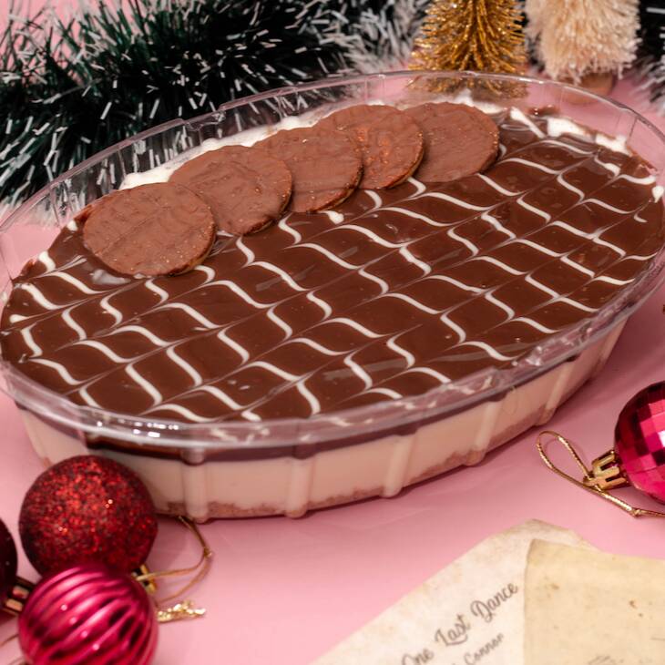 Nossa Torta Holandesa com base crocante de biscoito, nosso cremoso e leve creme holandes, finalizado com ganache de chocolate Meio Amargo e Bolachas redondinhas com Chocolate.