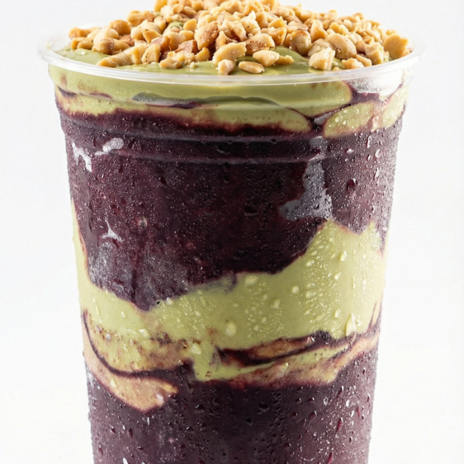 Açaí Pistache Base de leite em pó, camadas generosas de açaí, recheio cremoso de pistache no meio, finalizado com pistache triturado e castanhas selecionadas por cima. Uma combinação equilibrada, cremosa e marcante, ideal para quem busca sabor e textura em cada colher.