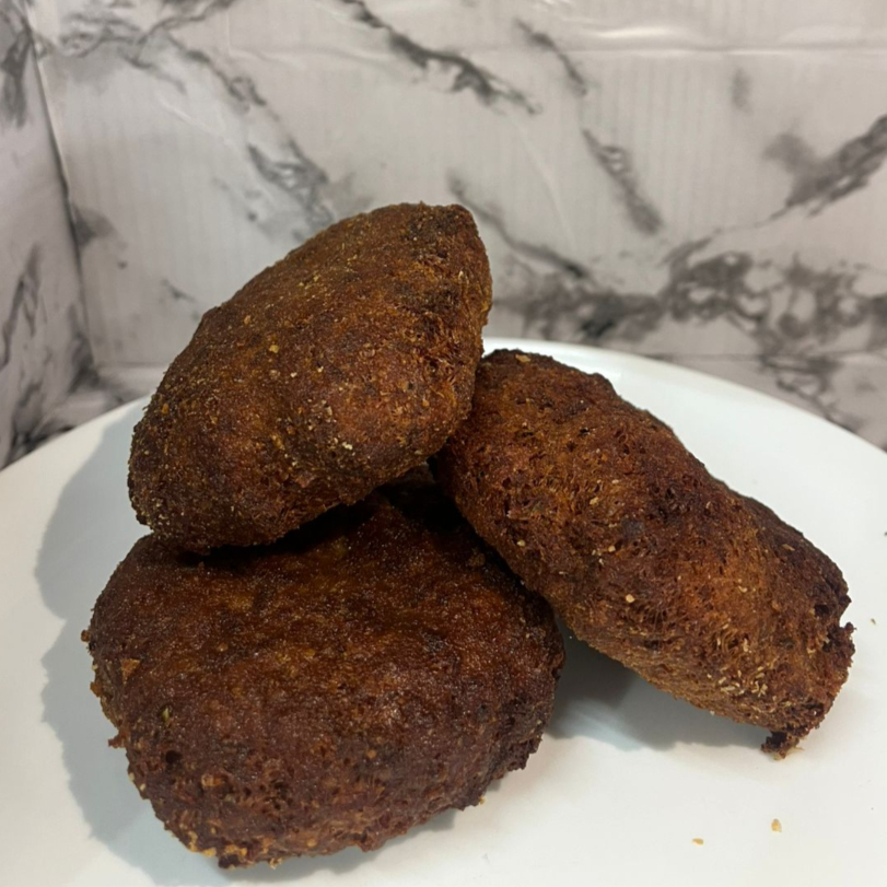 Bolinho de carne frito, douradinho por fora e suculento por dentro, com tempero caseiro que abraça o paladar a cada mordida. Crocante na medida certa e simplesmente impossível comer um só!