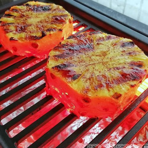 Piña asada con canela