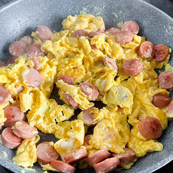 HUEVOS CON SALCHICHA