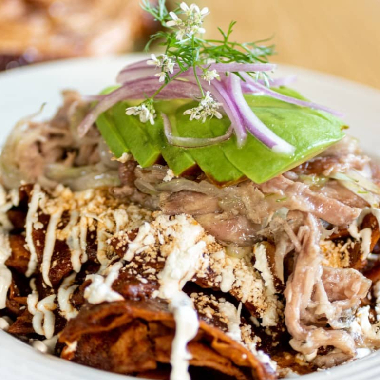 Chilaquiles Rojo con Cabeza de Puerco