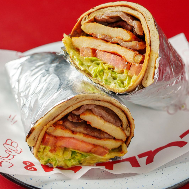 Filé de frango grelhado, bacon bovino, alface, tomate e maionese de mostarda.