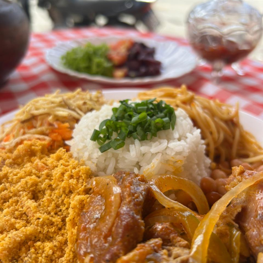 Lagarto recheado assado , Macarrão, Batata Frita, Arroz Branco, Feijão