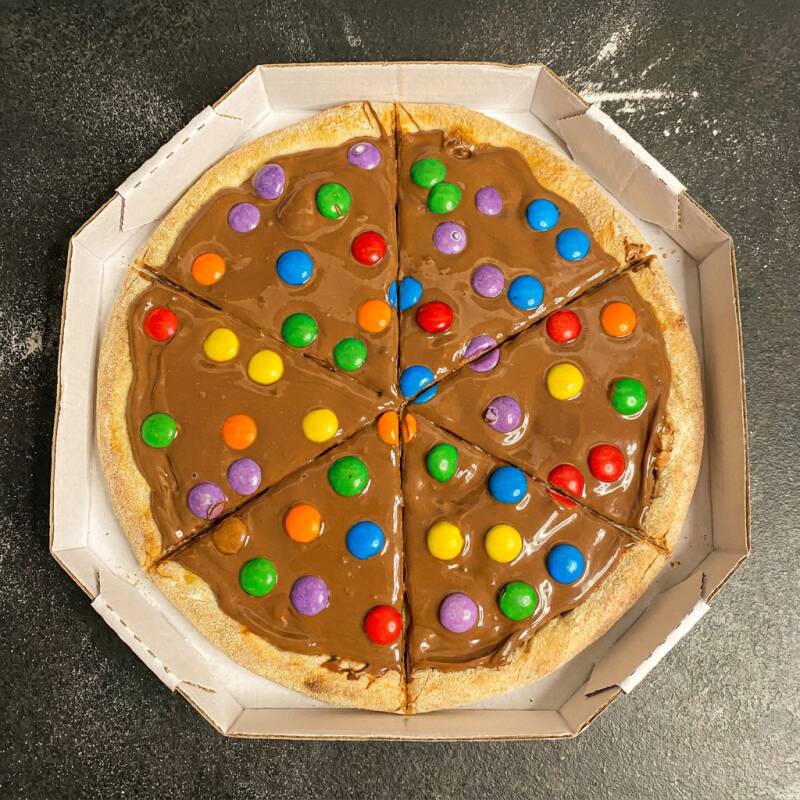 Pizza doce tamanho grande com 30cm de diâmetro, de 1 sabor dividida em 6 fatias e servindo até 3 pessoas.