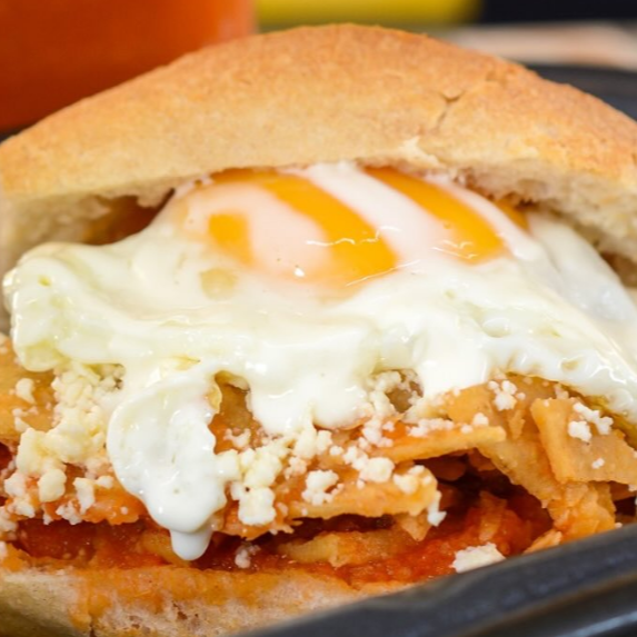 Torta de Chilaquiles con Huevo Estrellado