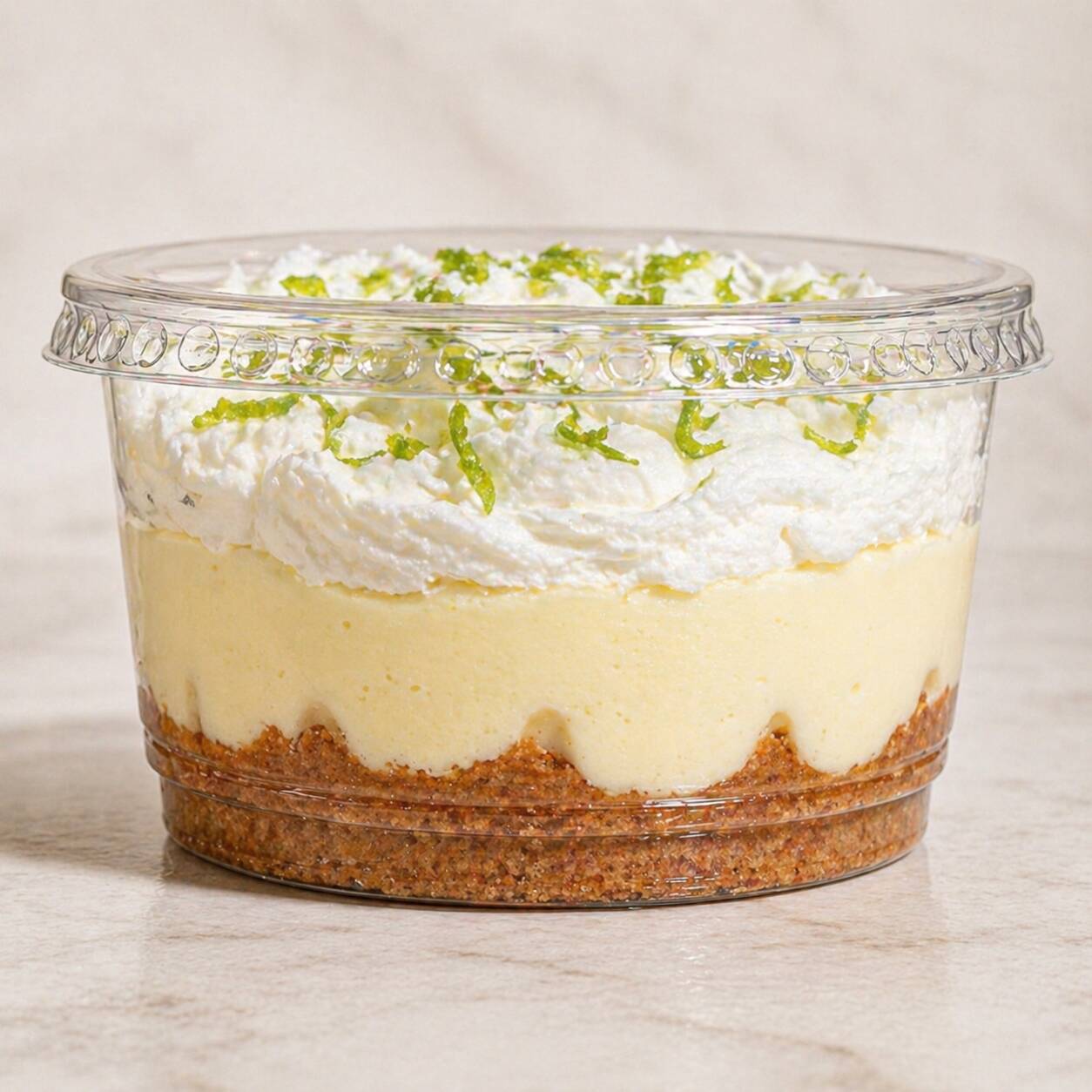 Farofa artesanal de biscoito com mousse de limão e finalizado com chantilly