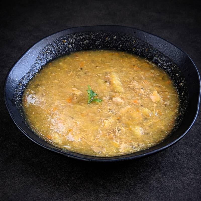 Sopa leve e nutritiva, com frango macio e legumes frescos, rica em nutrientes e perfeita para uma alimentação saudável e equilibrada.