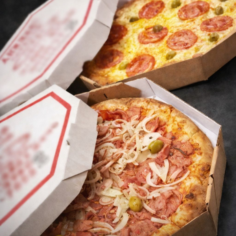 1 pizza sabor CALABRESA
1 pizza sabor mussarela