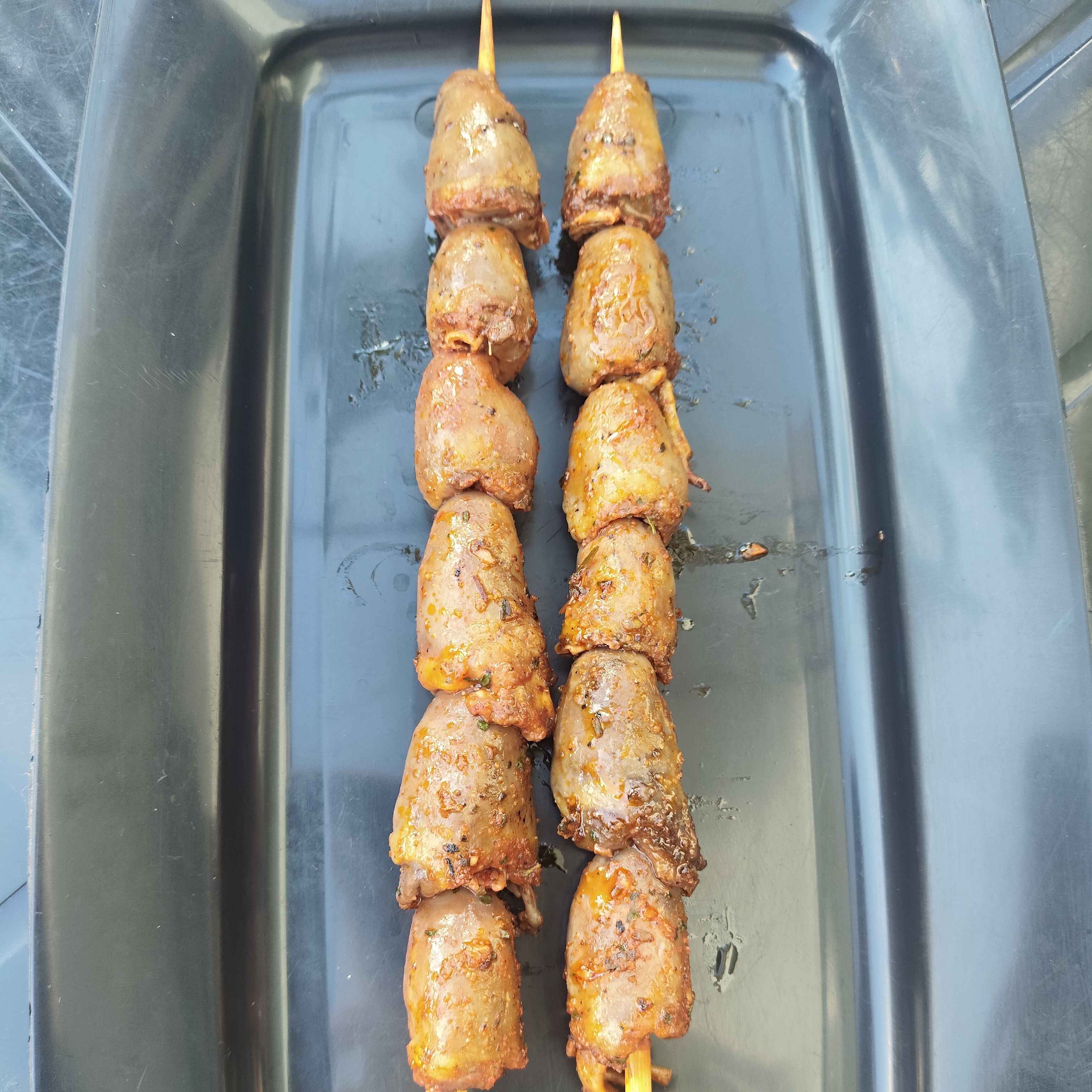 Coração de frango bem temperado na brasa.