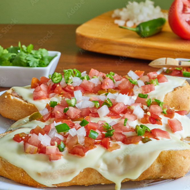 Molletes con Jamón y Queso Manchego