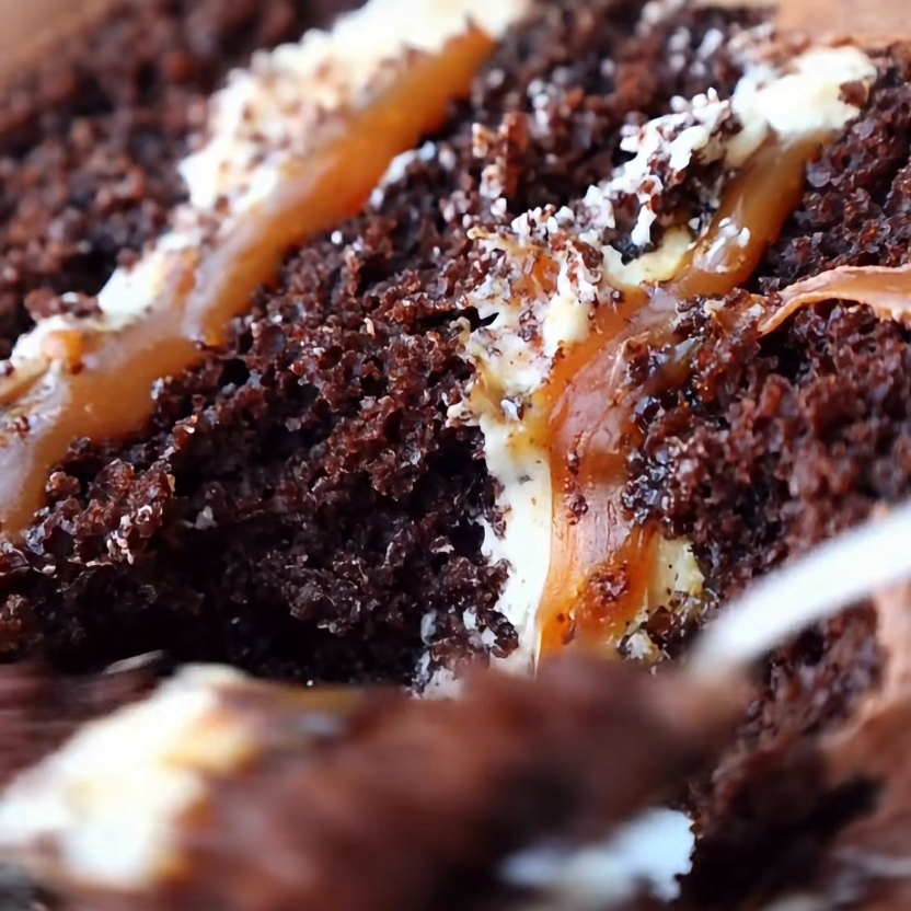 Rebanada de Pastel Chocolate con Caramelo Salado