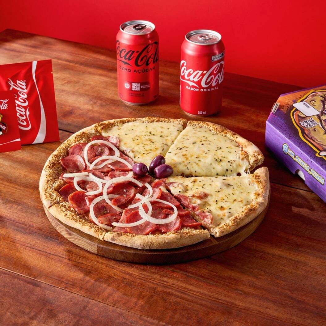 Na compra do Combo Copa:
1 Pizza de 6 fatias 1/2 mussarela + 1/2 calabresa 2 Coca-Cola lata (normal ou zero)
Ganhe um PIN COLECIONÁVEL OFICIAL da Copa Coca-Cola para começar ou aumentar sua coleção!!
