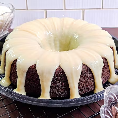 Um clássico cheio de afeto em versão caseirinha: Massa fofinha e bem chocolatuda de cacau, intensa e macia, daquelas que derretem na boca e confortam já na primeira mordida. Por cima, uma cobertura cremosa e delicada de coco, trazendo equilíbrio, suavidade e aquele sabor nostálgico que todo mundo ama! Uma combinação simples, marcante e irresistível, perfeita pra quem não abre mão do encontro entre chocolate e coco. Peso aproximado: 750g (serve de 6 a 8 pessoas) Alérgicos: Contém glúten, leite e derivados.