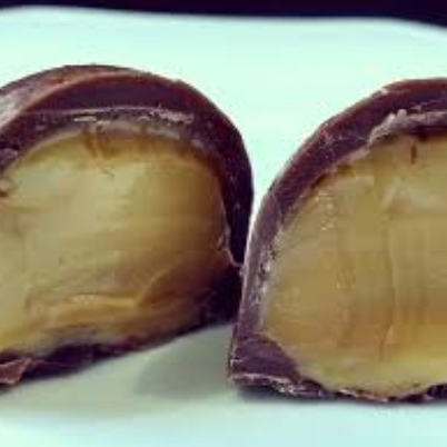 Trufa artesanal recheada com doce de leite cremoso feito artesanalmente, coberta com casquinha de chocolate blend. Uma combinação clássica e irresistível.