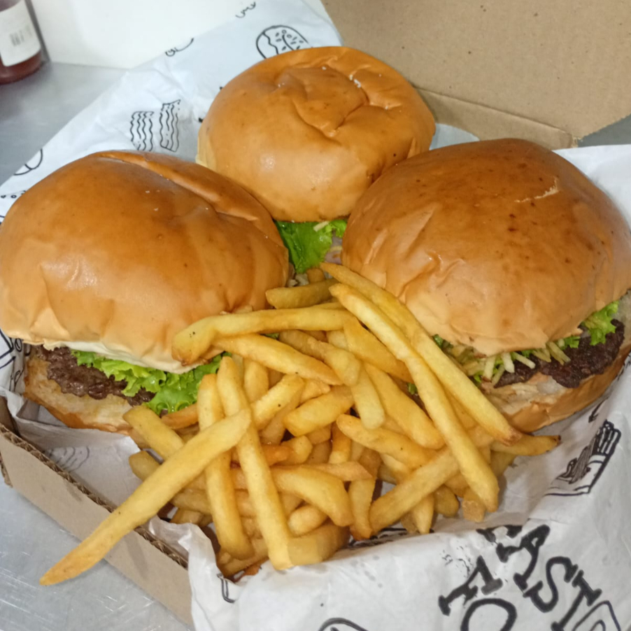 Aprecie 3 hamburgueres tradicionais, batata frita, acompanhado de refrigerante de 1 litro.