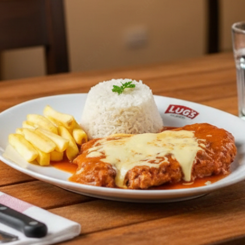 Versão especial da tradicional parmegiana de frango, feito com molho artesanal de tomate acompanha arroz e batata crocante.