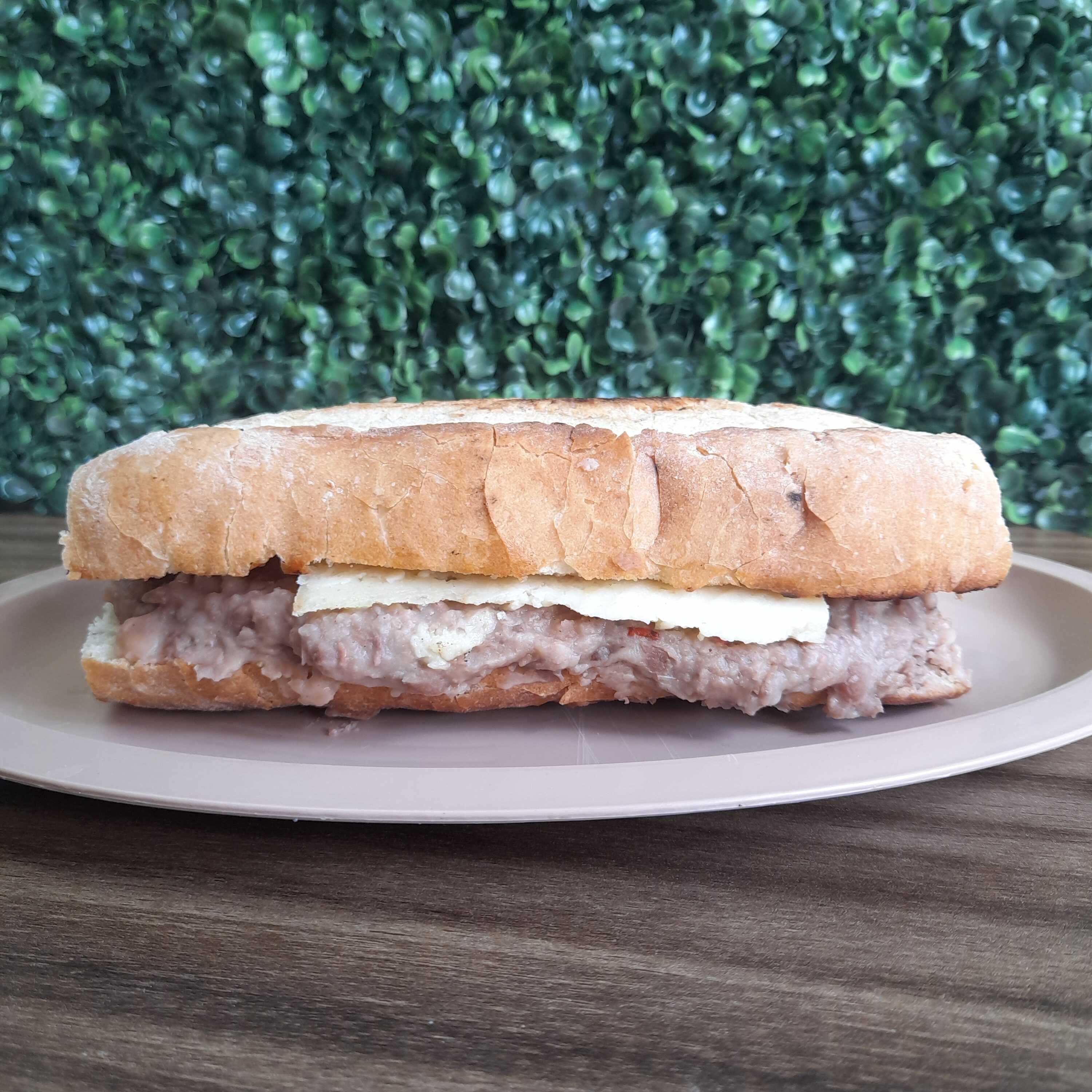 Lonche de Frijoles con Queso