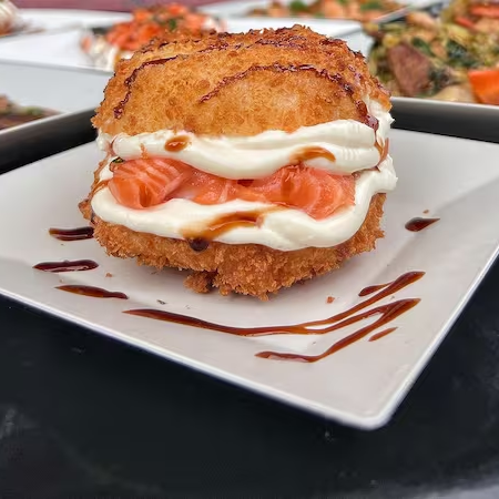 É uma estrela da casa, acompanha um generoso pedaço de salmão cru, que é combinado com o saboroso shimeji. Acrescentamos uma generosa quantidade de cream cheese e finalizamos com um toque de cebolinha fresca, adicionando um sabor crocante.