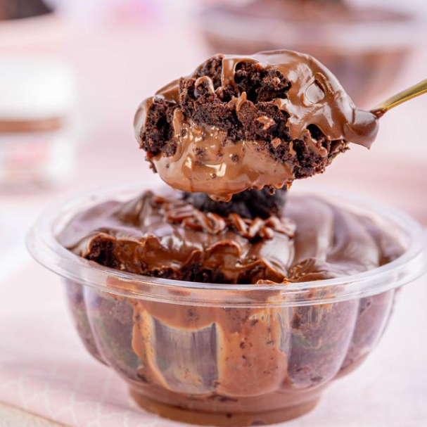 ganache de chocolate nobre e pedacos de brownie